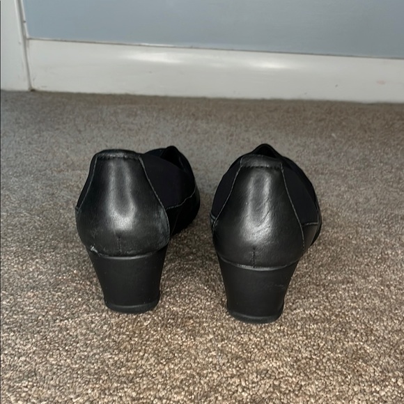 Clarks Black Flats with Suede Finish and Cushioned Insoles - Picture 5 of 7